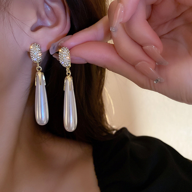 SIMPLE LONG WATER DROP PEARL EARRING