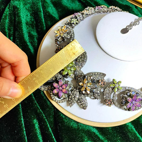 EXAGGERATED DIAMONDS NECKLACE