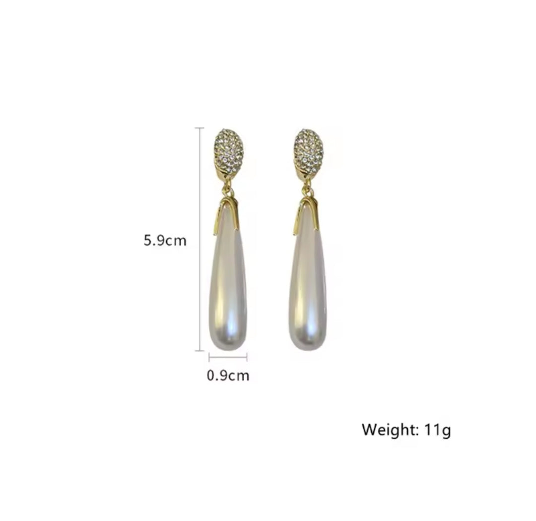 SIMPLE LONG WATER DROP PEARL EARRING