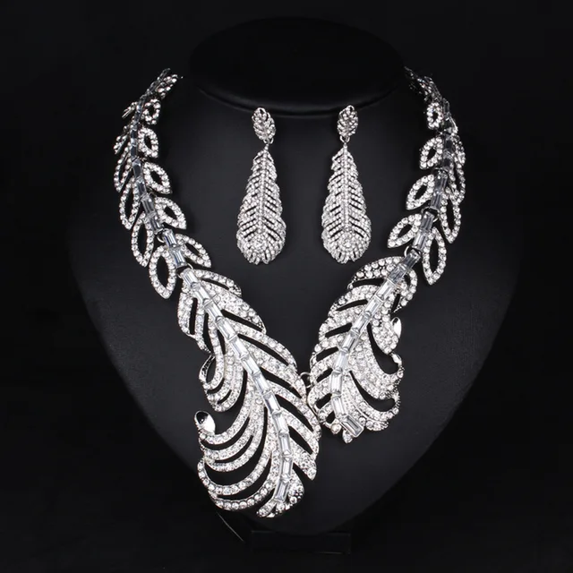 LUXRIOUS LEAFY NECKLACE