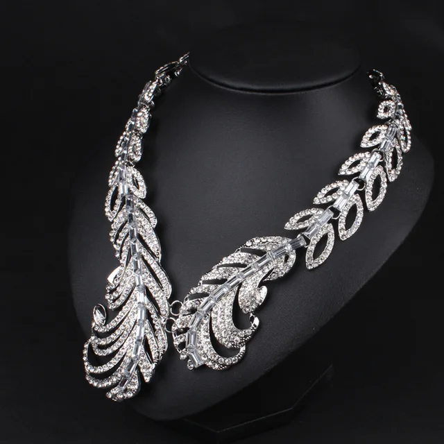 LUXRIOUS LEAFY NECKLACE