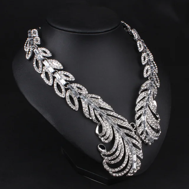 LUXRIOUS LEAFY NECKLACE
