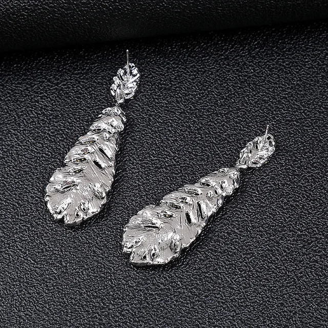 LUXRIOUS LEAFY NECKLACE