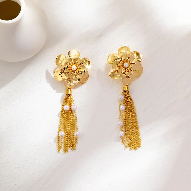 EXAGGERATED FLOWER EARRINGS