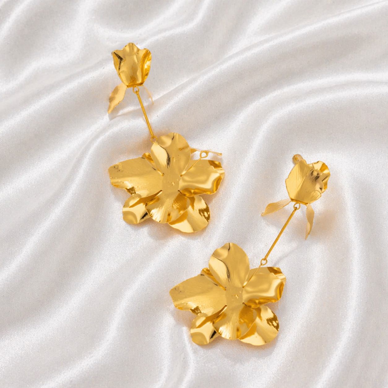 GOLD FLOWER HANGING EARRINGS