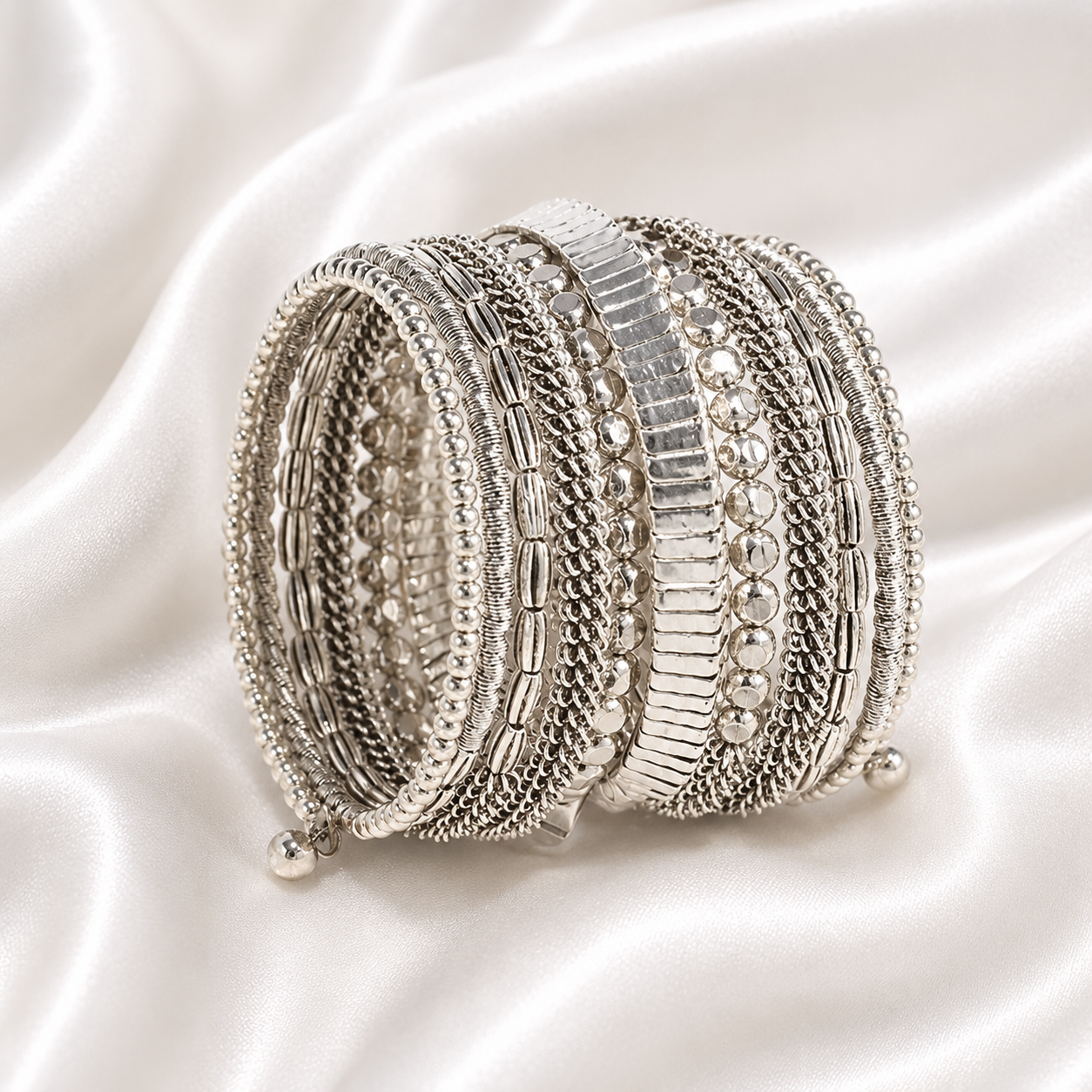 SILVER STRECHABLE HERITAGE BANGLE