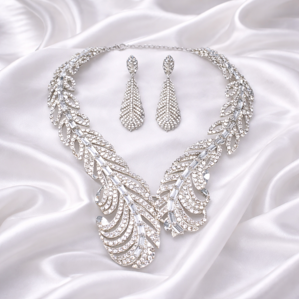LUXRIOUS LEAFY NECKLACE