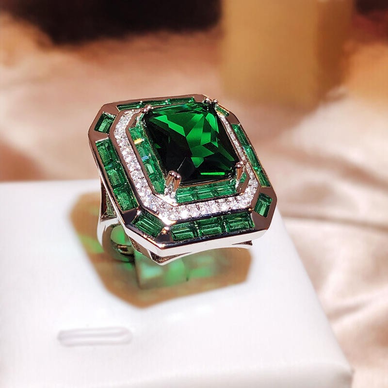EXQUISITE GREEN RING