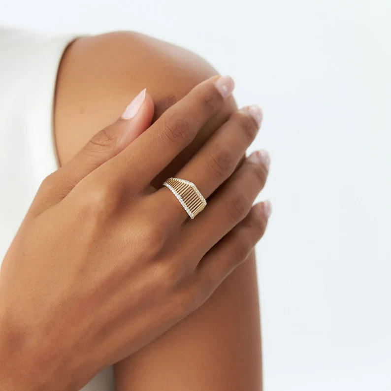 HOLLOW RIBBED RING