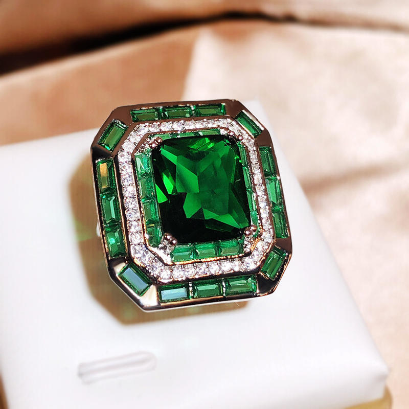 EXQUISITE GREEN RING