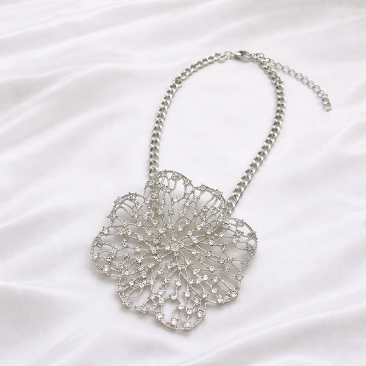 METAL HOLLOW FLOWER NECKLACE