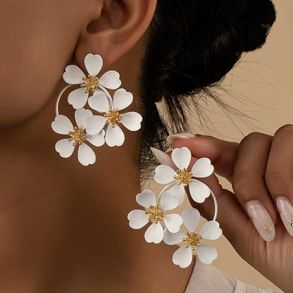 WHITE FLORAL EARRINGS