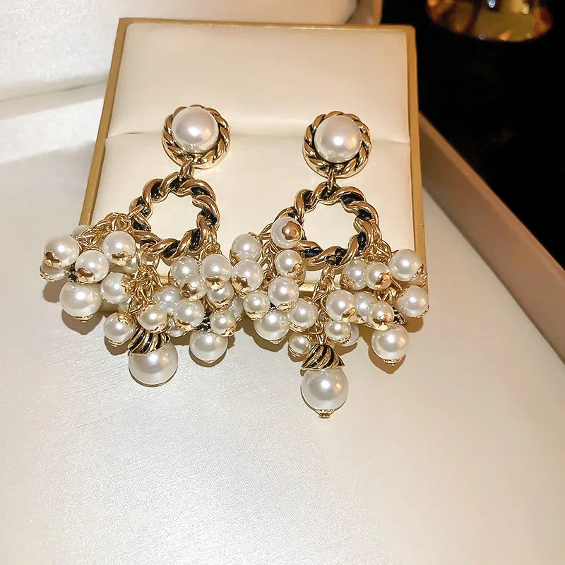 CIRCLE PEARLY EARRINGS
