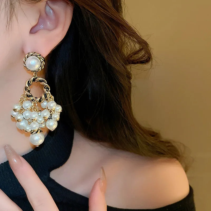 CIRCLE PEARLY EARRINGS