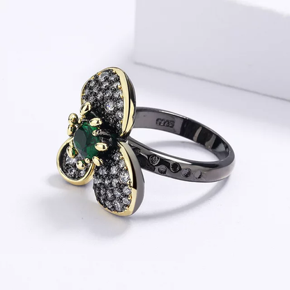 EXQUISITE EMERALD FLOWER RING