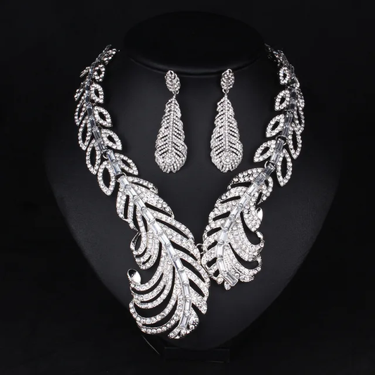 LUXRIOUS LEAFY NECKLACE